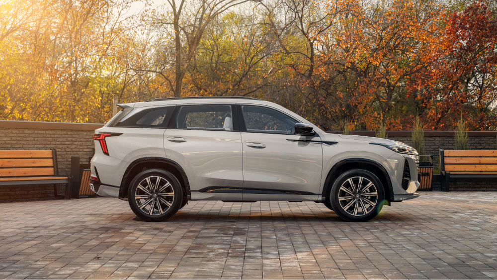 Changan CS75 Plus серый кроссовер третьего поколения, вид сбоку
