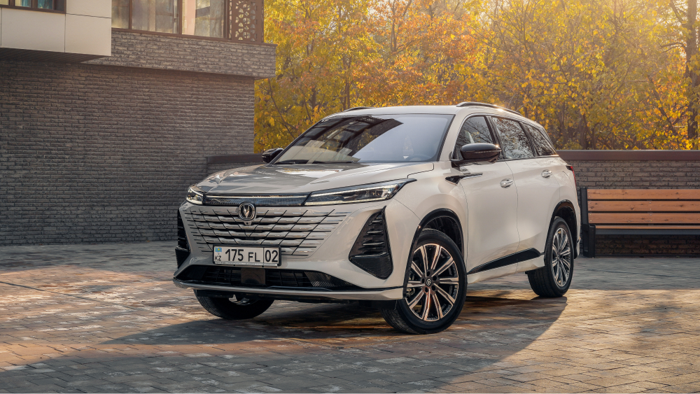 Changan CS75 Plus третьего поколения, серый кроссовер с боковой передней частью