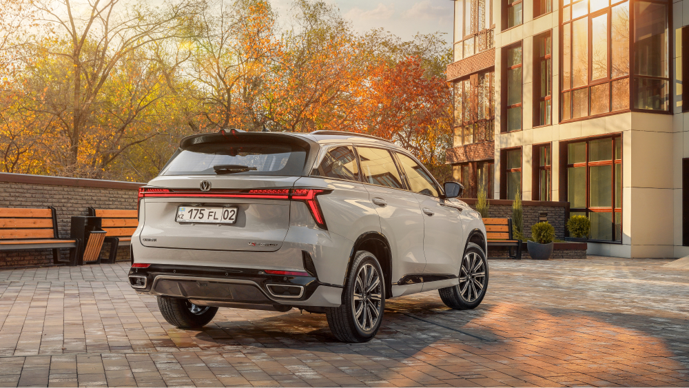Changan CS75 Plus третьего поколения, вид сзади серого кроссовера