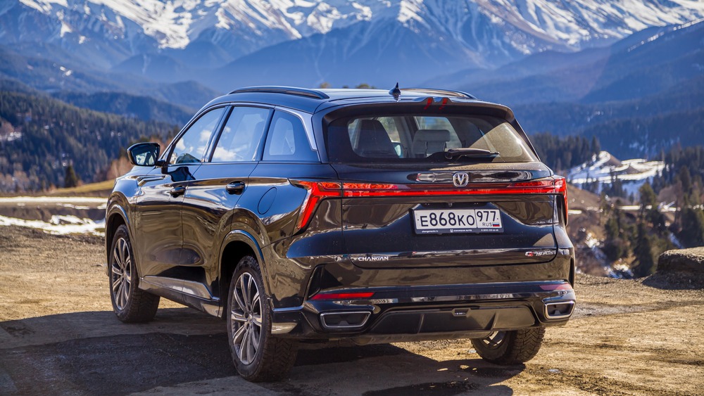 Тест-драйв Changan CS75 Plus сбоку сзади