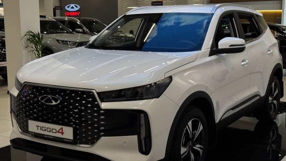 Chery Tiggo 4, вид сбоку спереди у дилера в автосалоне новый