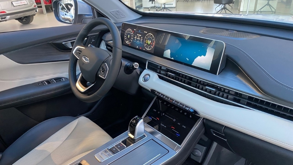 Интерьер салона Chery Tiggo 4 у дилера в автосалоне новый