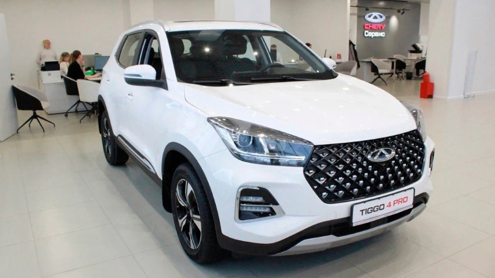 Chery Tiggo 4 Pro, вид сбоку спереди у дилера в автосалоне новый