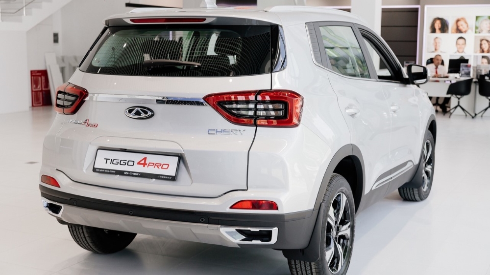 Chery Tiggo 4 Pro сбоку сзади у дилера в автосалоне, новый