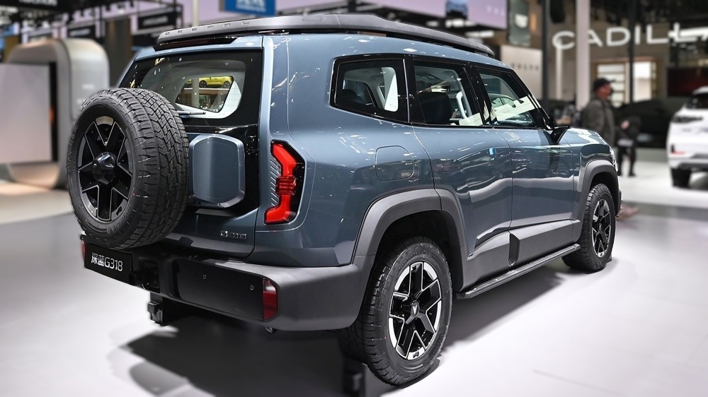 Кроссовер Changan Deepal G318 вид сзади сбоку в Пекине 2024 года