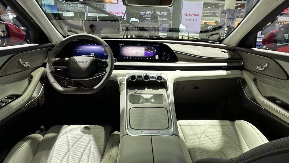 Полноприводный кроссовер Exeed RX C-DM AWD серый салон