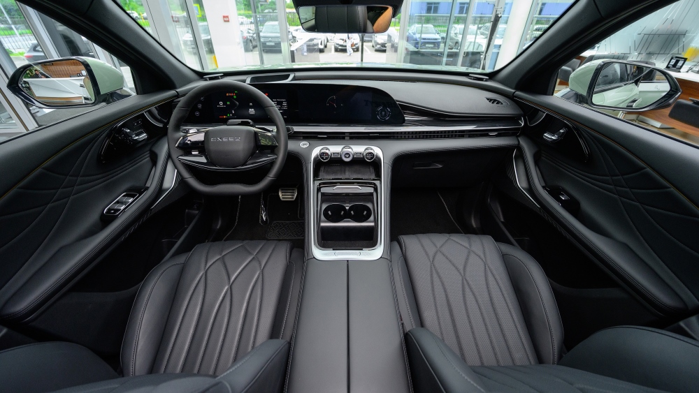 Ключ от автомобиля Exeed RX в автосалоне у дилера, интерьер новый