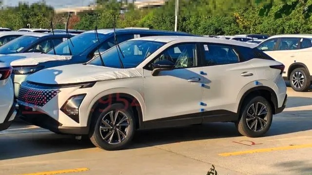 обновленный кроссовер Omoda C5 сбоку вперед в Китае