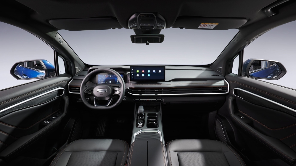 Интерьер салона кроссовера Geely Okavango