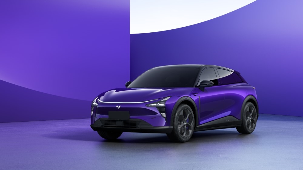 Джи Юэ 01 с видом на Geely сбоку спереди