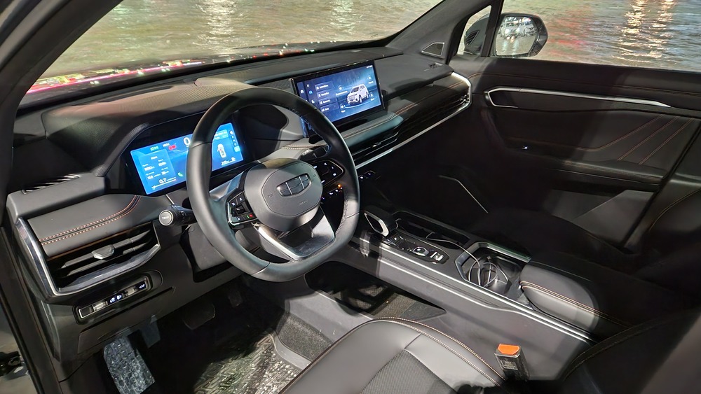 Geely Okavango тест салона салона первого ряда вечернего света