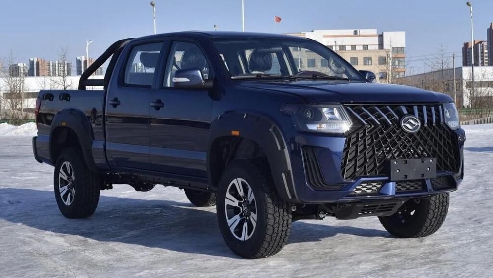 Huanghai N2: обновленный вид сбоку спереди на снегу