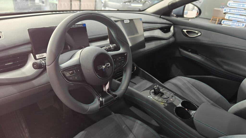 Большой тест-драйв нового хэтчбека BYD Seal 06GT, динамика вождения отзывчива и увлекательна.