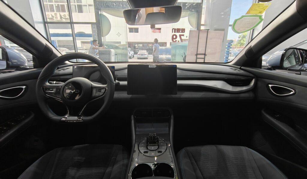 Большой тест-драйв нового хэтчбека BYD Seal 06GT, динамика вождения отзывчива и увлекательна.