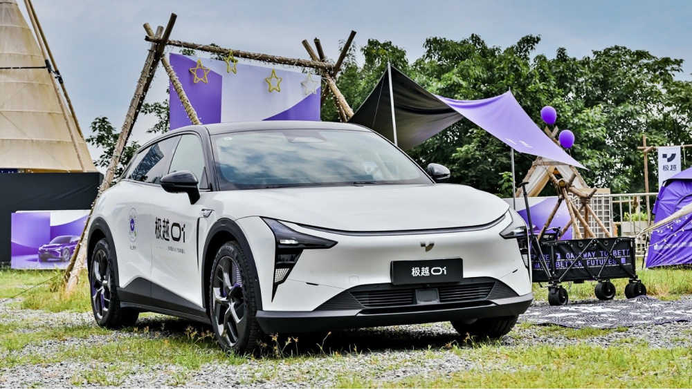 Jiyue 01 вид сбоку белого электрического кроссовера Baidu Geely Россия