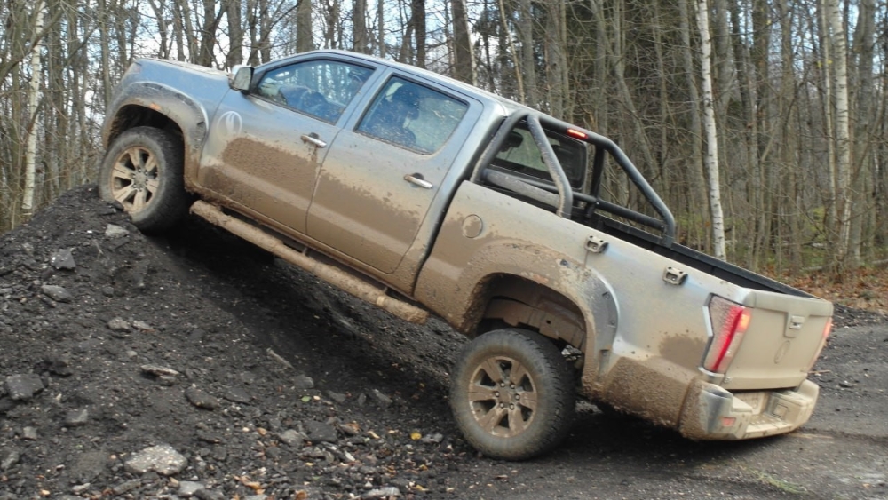 Пикапы «Капитан» на базе Huanghai N2 Promtech, вид сбоку на полигон НАМИ