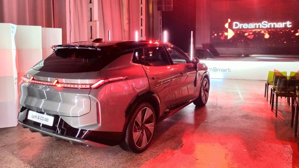 Кроссовер Lynk & Co 08 в России презентация боковой задней части