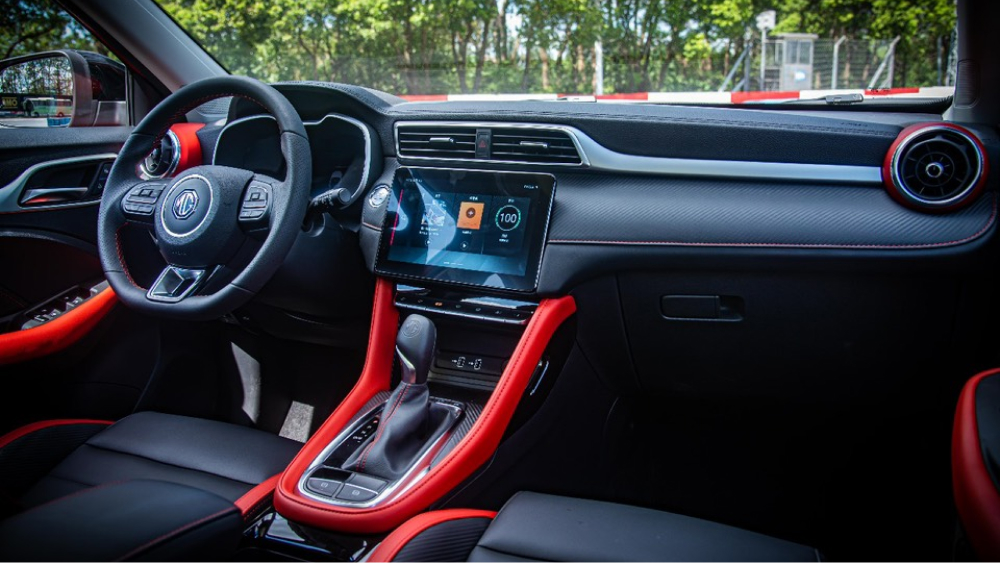 mg zs старт продаж цена комплектация кроссовер салон черный красный