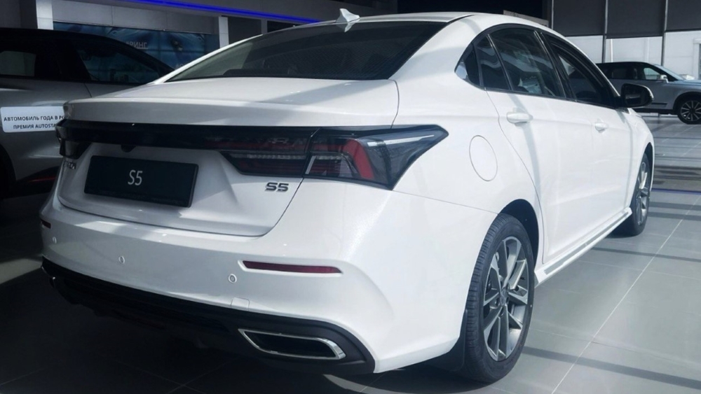 Омода С5 у дилера в автосалоне новая со стороны тыла Воронежского кольца