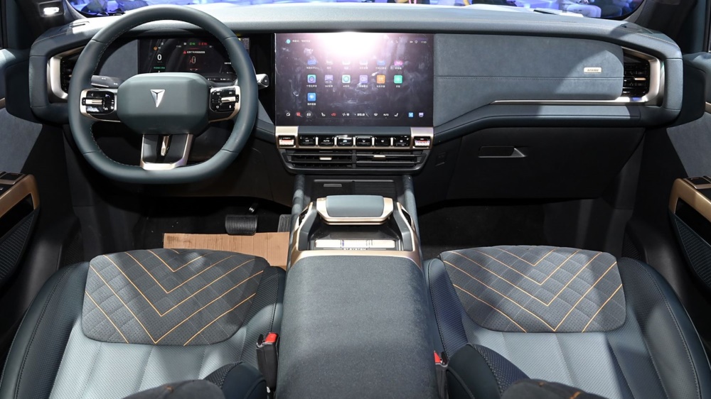 Интерьер кроссовера Changan Deepal G318 в Пекине 2024 года