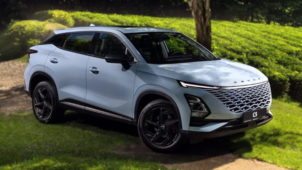 кроссовер Omoda C5 бок передок