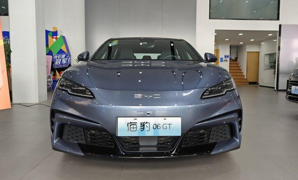 Большой тест-драйв нового хэтчбека BYD Seal 06GT, динамика вождения отзывчива и увлекательна.