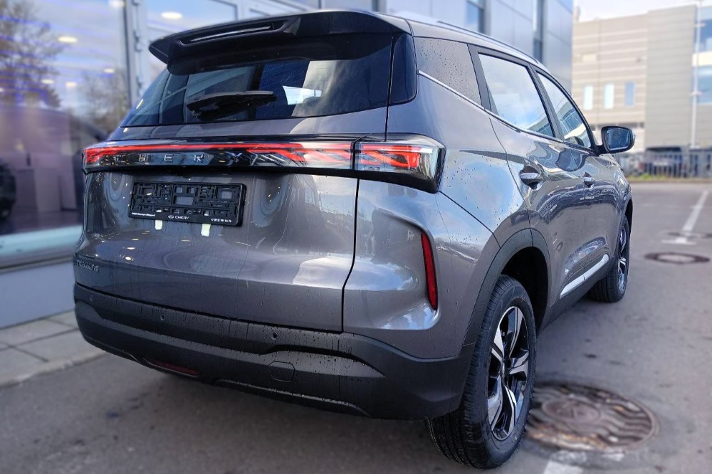 Кроссовер Chery Tiggo 4 с задней стороны у дилера в России