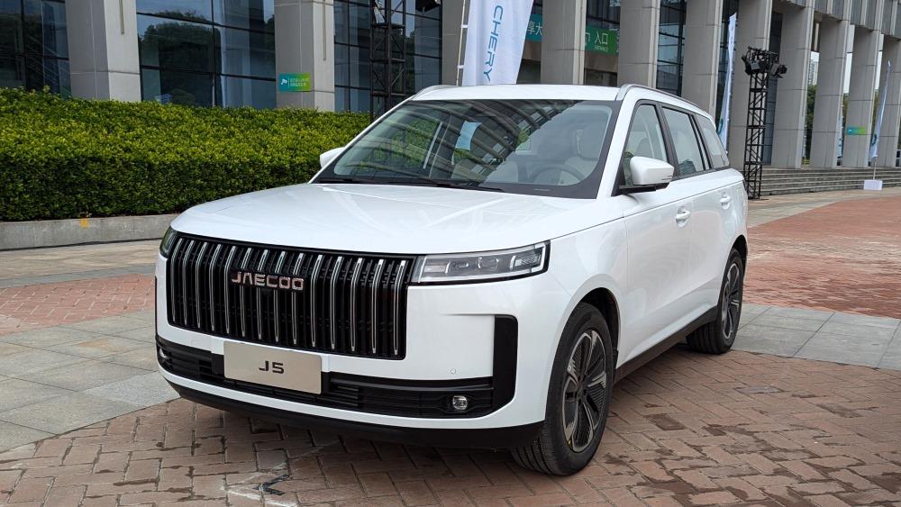 Кроссовер Jaecoo J5, вид сбоку спереди, Китай