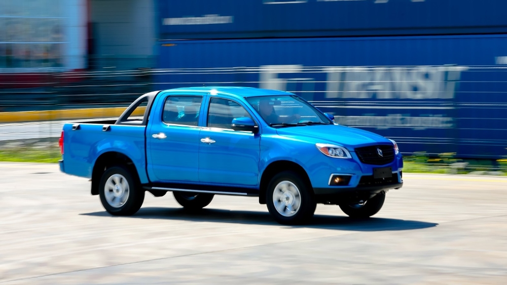 Пикап Sollers ST6 вид сбоку спереди в динамике