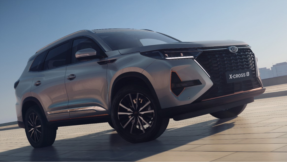 Представлен кроссовер xcite x-cross 8, запущенный в России боковое передок серебристого цвета