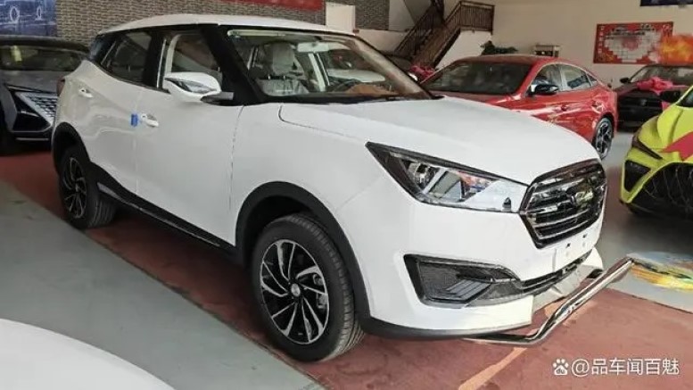 Zotye T300 у дилера в автосалоне с лицевой стороны