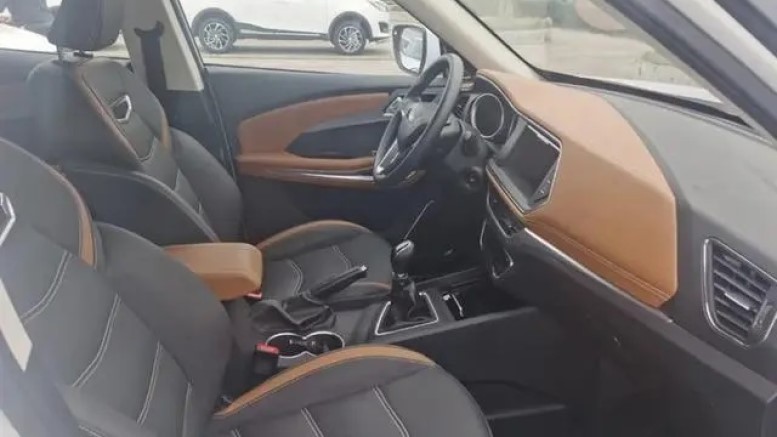 Zotye T300 у дилера в интерьере автосалона