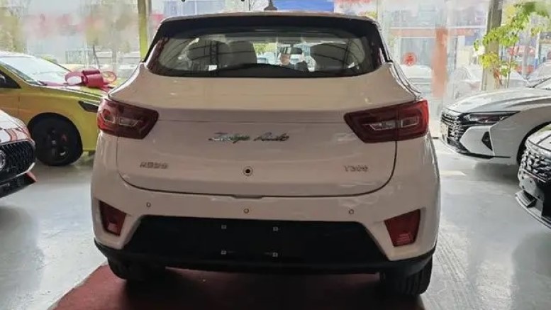 Zotye T300 в автосалоне дилера сзади