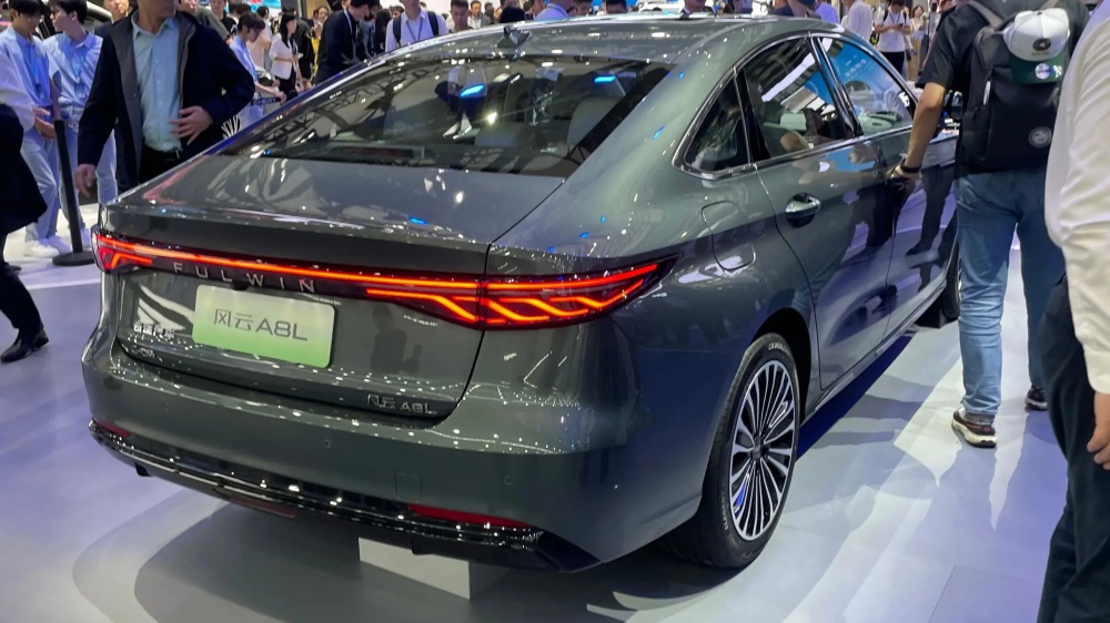 Chery Fulwin A8L C-DM на автосалоне в Гуанчжоу, вид сбоку сзади