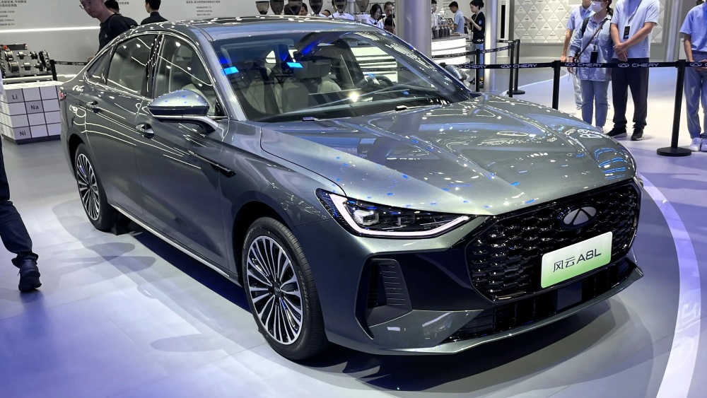 Chery Fulwin A8L C-DM на автосалоне в Гуанчжоу, вид спереди сбоку