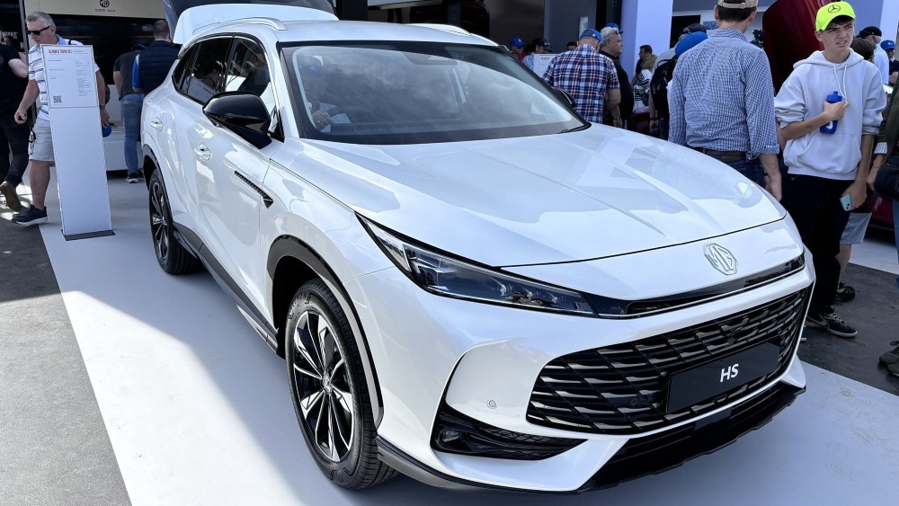 Передняя сторона Crossover mg HS белая