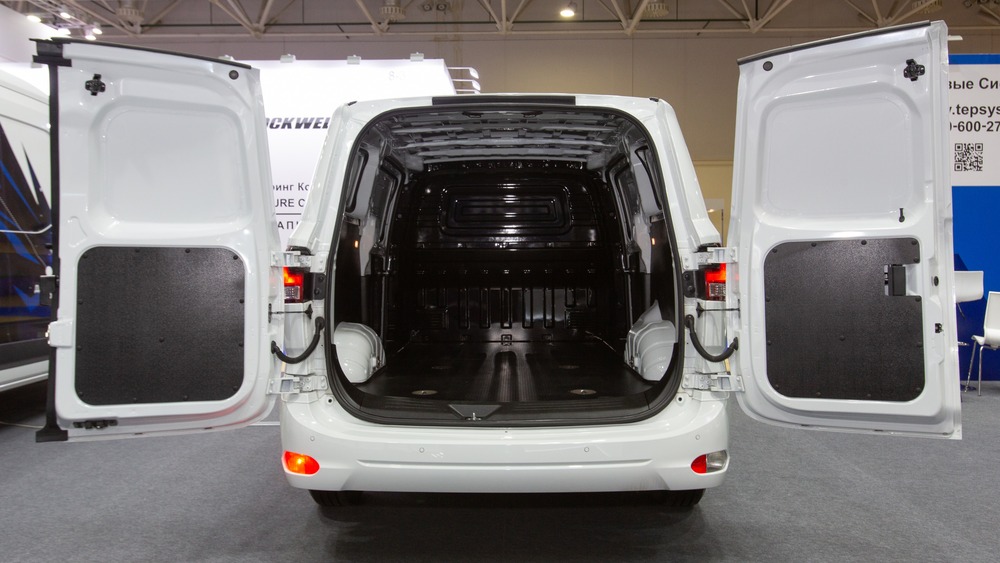 Фургон Avior G10 на презентации в Москве сзади maxus