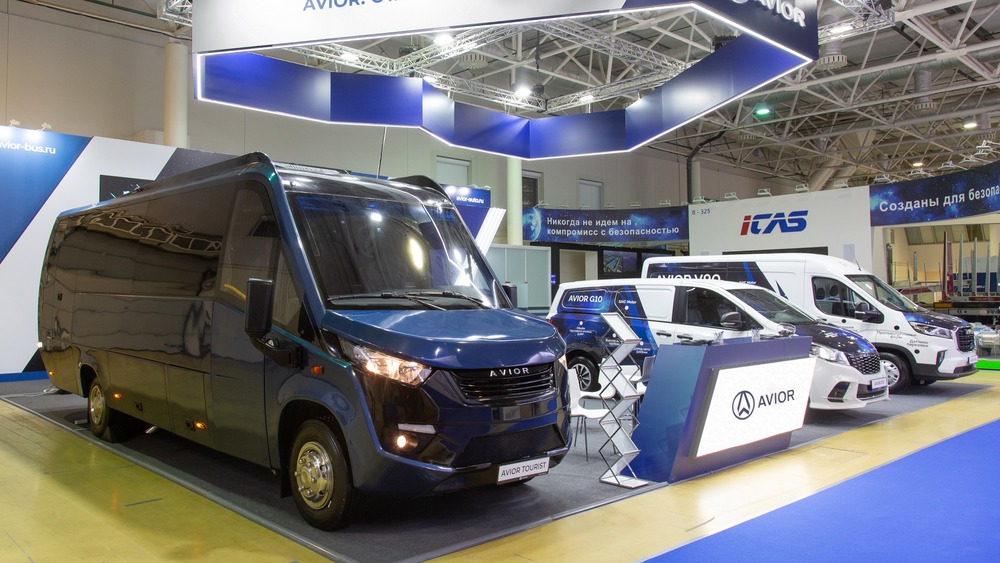 Автобус «Авиор Турист» на презентации комтранса 2024 в Москве со стороны maxus