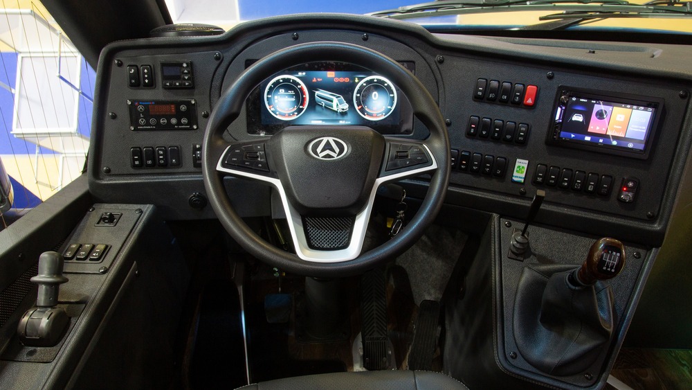 Интерьер салона сиденья водителя автобуса Авиор Турист