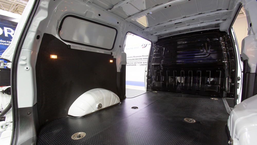 Грузовой отсек фургона Avior V90