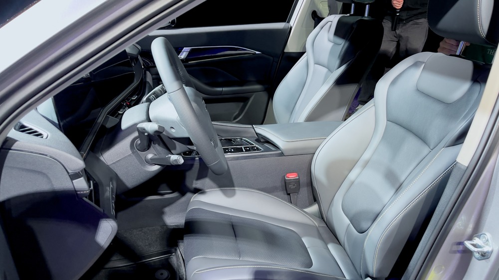 Лифтбэк Bestune B70 презентационный салон салон салон сиденья первого ряда