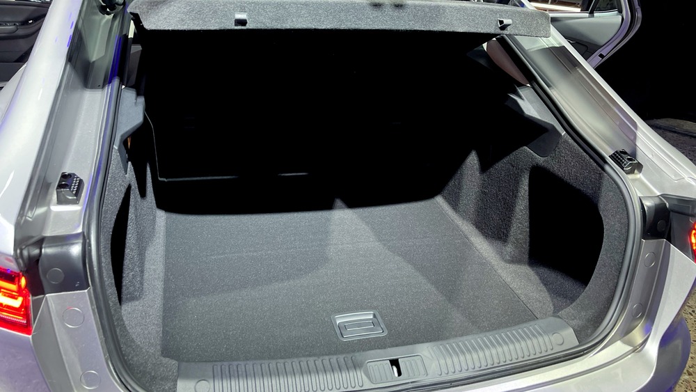 Лифтбек Bestune B70 презентация салон салон сиденья багажник