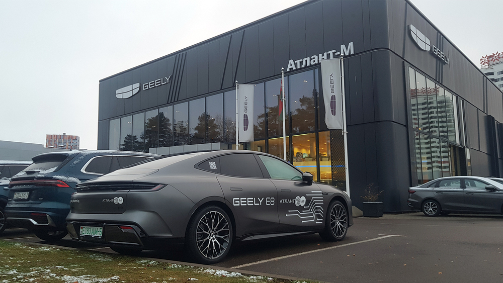 Geely E8 Galaxy в Беларуси тест обзор сбоку сзади у автосалона шоурума