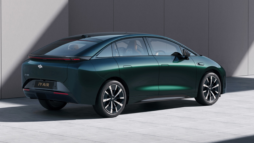 Зеленый электромобиль Juneyao Air, вид сбоку, вышел на рынок Таиланда и Казахстана