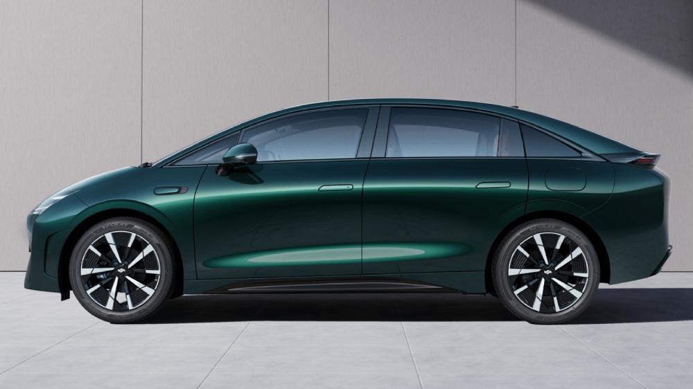 Электромобиль Juneyao Air, зеленый вид сбоку, вышел на рынок Таиланда и Казахстана