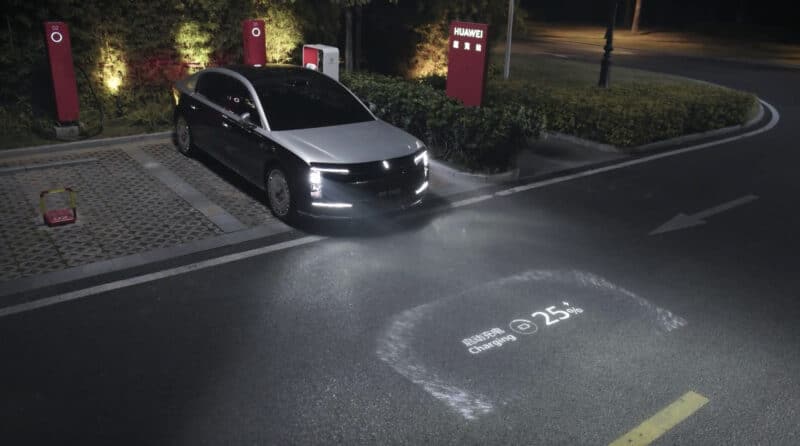 Huawei представила беспилотный робот-манипулятор для зарядки электромобилей [video]