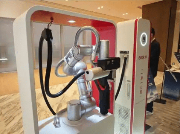 Huawei представила беспилотный робот-манипулятор для зарядки электромобилей [video]