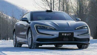 Суперкар Yangwang U7 от BYD с двигателем мощностью 1282 л.с. преодолевает лабиринт на крыше с помощью управления по телефону [video]