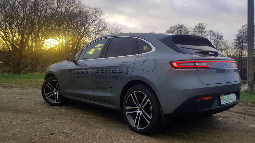 Seres M5 тест в Беларуси сбоку сзади