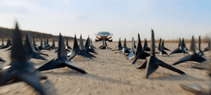 Yangwang U9 из BYD перепрыгивает через дорожные шипы во время самостоятельного вождения [video]